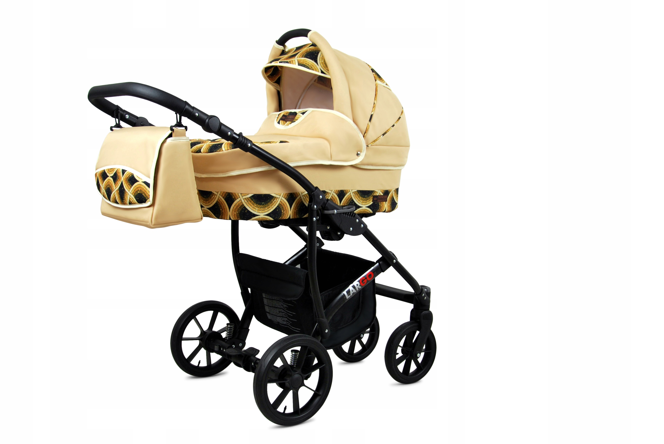 Scaun sport reversibil BabyLux cu centuri de siguranta in cinci puncte si copertina extinsa, utilizat de un copil.